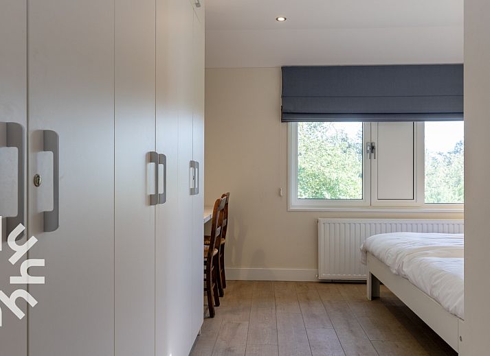 Schlafzimmer in OV573 Ferienhaus Blokzijl mit moderner Einrichtung und Blick auf die Natur in Nordwest Overijssel, Overijssel.