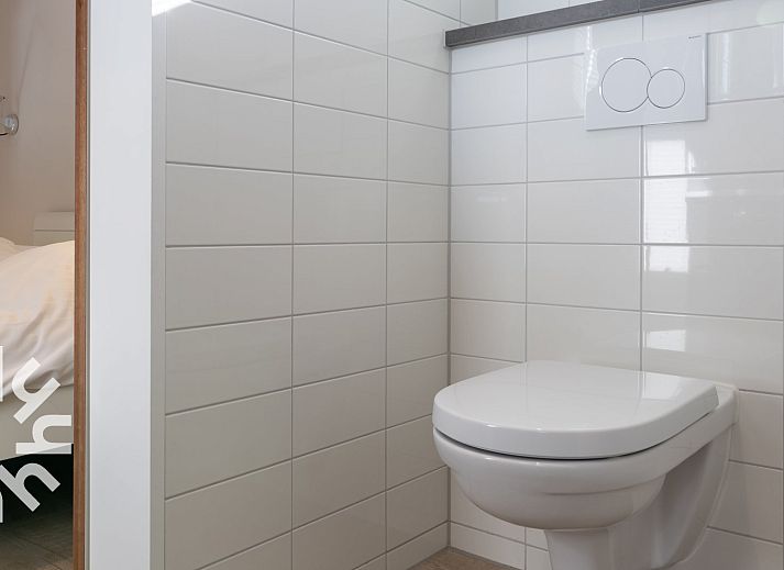 Schlafzimmer in OV573 Ferienhaus Blokzijl mit moderner Einrichtung und Blick auf die Natur in Nordwest Overijssel, Overijssel.