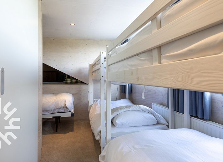 Schlafzimmer in OV573 Ferienhaus Blokzijl mit moderner Einrichtung und Blick auf die Natur in Nordwest Overijssel, Overijssel.