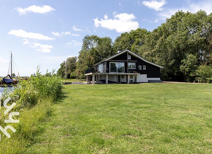 Schlafzimmer in OV573 Ferienhaus Blokzijl mit moderner Einrichtung und Blick auf die Natur in Nordwest Overijssel, Overijssel.
