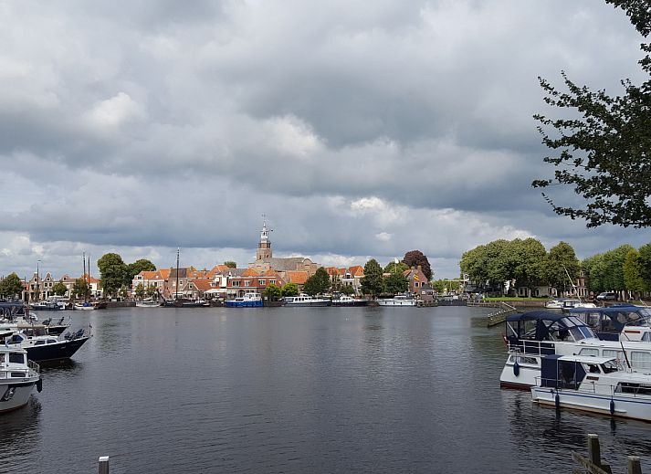 Prachtige omgeving van OV685 vakantiehuis in Blokzijl met schilderachtig kanaal en groene natuur.