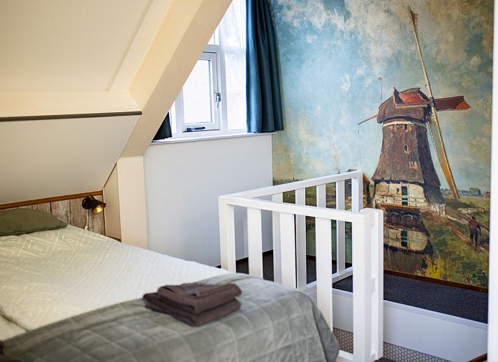 Prachtige omgeving van OV685 vakantiehuis in Blokzijl met schilderachtig kanaal en groene natuur.