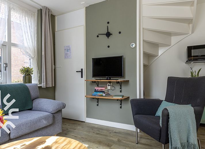 Stylish decoration in OV685 vacation home in Blokzijl, Overijssel with Delft blue accents on shelf.
