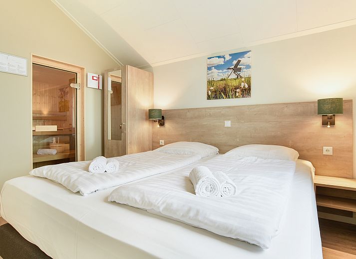 Geniessen Sie die Terrasse des 2-Bett-Wellnesshaeuschens 2ELW in Blokzijl, Nordwest-Overijssel.