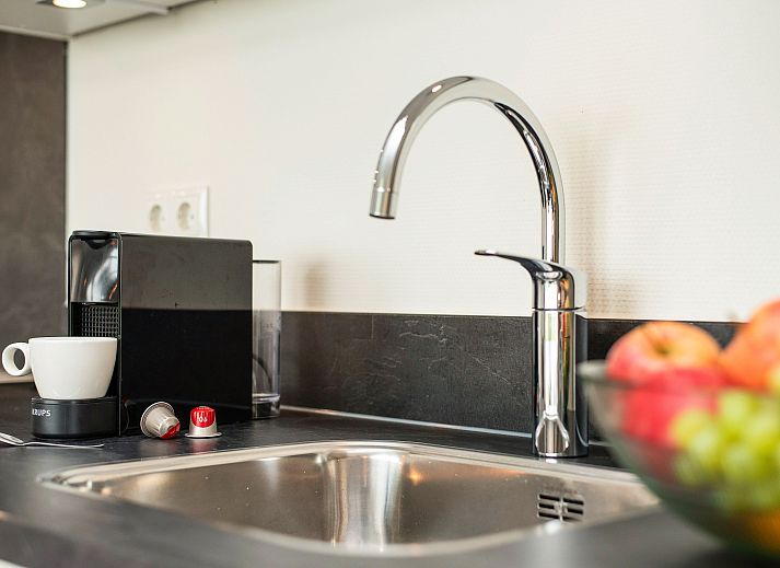 Modernes Wohnzimmer des 2-Bett-Wellnesshauses 2ELW in Blokzijl, Overijssel mit Blick auf die Natur.