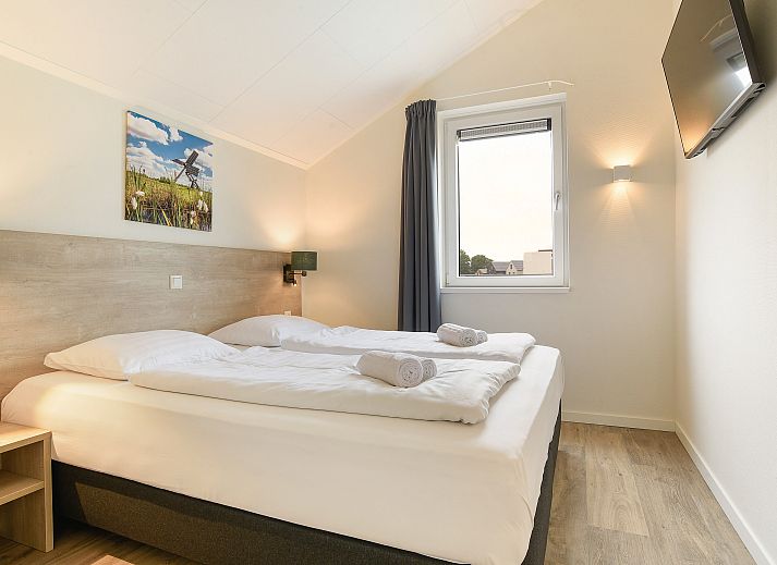 Modernes Wohnzimmer des 2-Bett-Wellnesshauses 2ELW in Blokzijl, Overijssel mit Blick auf die Natur.