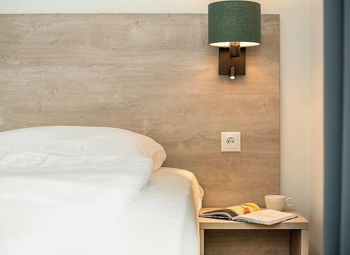 Modernes Wohnzimmer des 2-Bett-Wellnesshauses 2ELW in Blokzijl, Overijssel mit Blick auf die Natur.