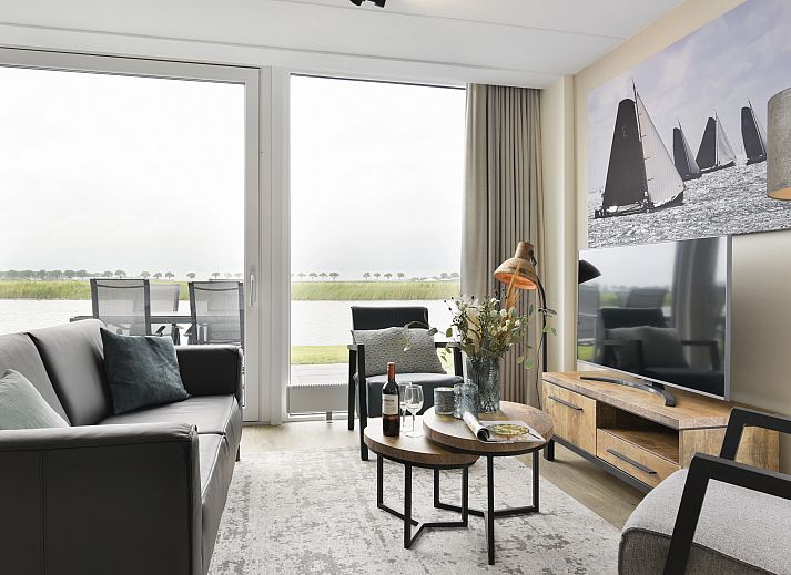 Stilvolles Wohnzimmer des 4-Bett-Wellnesshauses 4ELW in Blokzijl.
