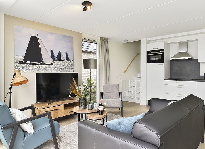 Stilvolles Wohnzimmer des 4-Bett-Wellnesshauses 4ELW in Blokzijl.