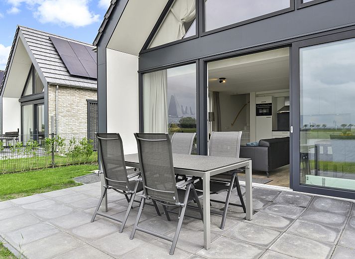 Gemuetliche Sitzecke mit Aussicht in der 4ELW-Wellnesswohnung, Blokzijl.