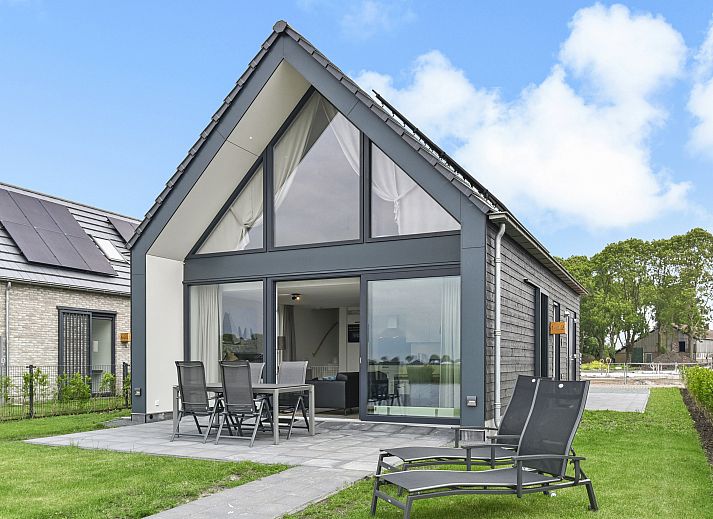 Gemuetliche Sitzecke mit Aussicht in der 4ELW-Wellnesswohnung, Blokzijl.