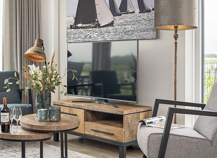 Gemuetliche Sitzecke mit Aussicht in der 4ELW-Wellnesswohnung, Blokzijl.