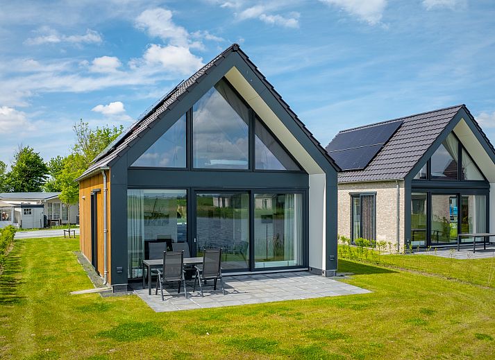 4-Personen-Haus 4CE3 in Blokzijl, moderner Bungalow mit Glasfassade und Terrasse in Overijssel.