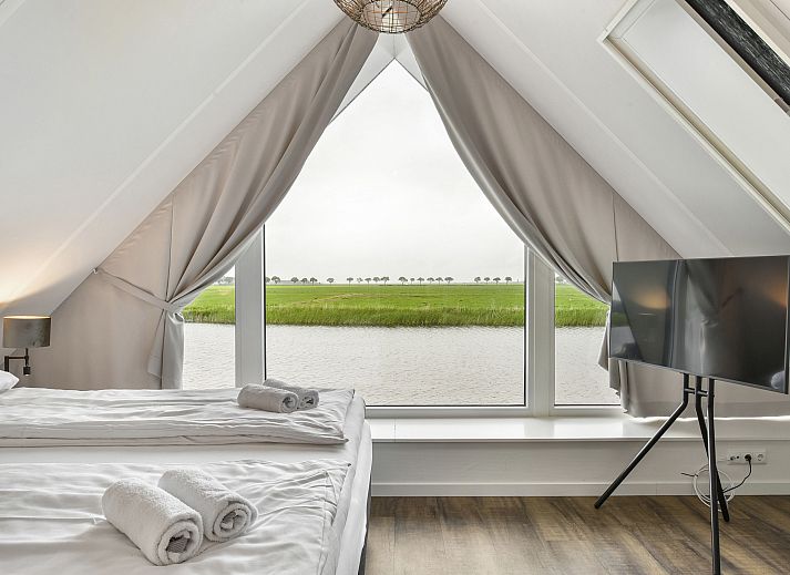 Gemuetliches Wohnzimmer im 4-Bett-Ferienhaus 4CE3, Blokzijl, mit Blick auf das Wasser in Overijssel.