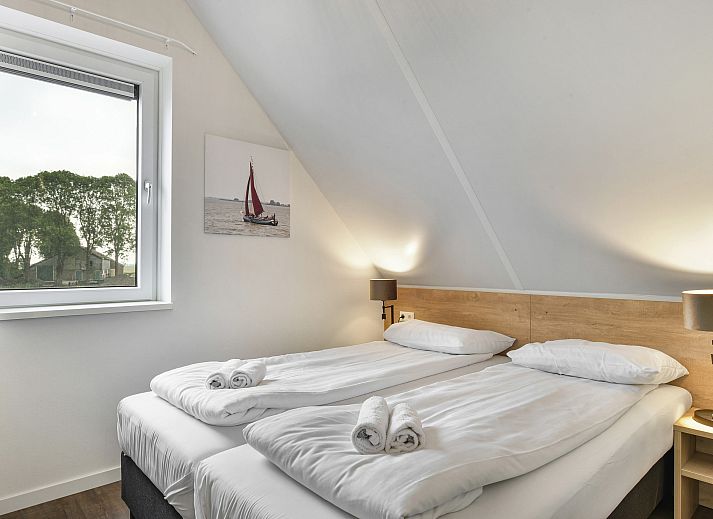 Gemuetliches Wohnzimmer im 4-Bett-Ferienhaus 4CE3, Blokzijl, mit Blick auf das Wasser in Overijssel.