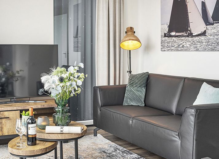 Stilvolles Interieur des 4-Bett-Ferienhauses 4CE3 in Blokzijl, mit komfortablen Sitzgelegenheiten in Overijssel.