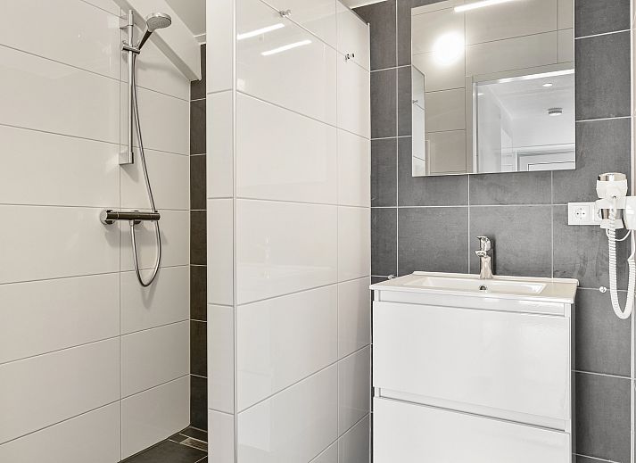 Gezellige woonkamer van vakantiehuis 4CE2 in Blokzijl met prachtig uitzicht op het water.