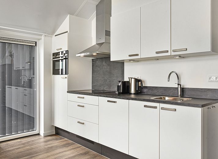 Gezellige woonkamer van vakantiehuis 4CE2 in Blokzijl met prachtig uitzicht op het water.