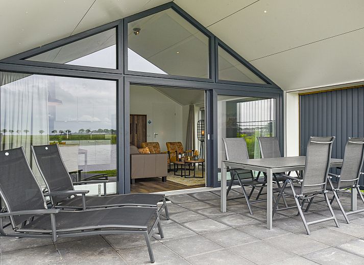 Stijlvolle keuken en eetruimte in 4-persoons accommodatie 4CE2 in Blokzijl, Overijssel.