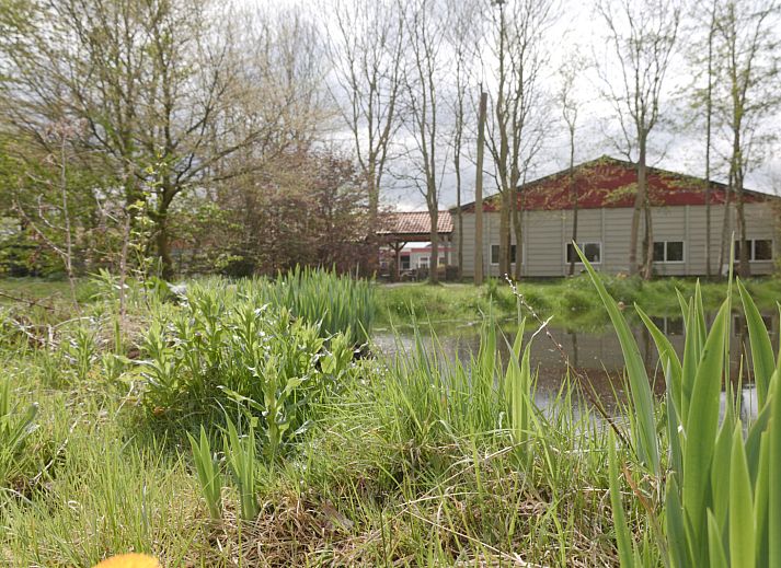 OV669 vacation home in Blokzijl overlooking pond and green surroundings in Northwest Overijssel.