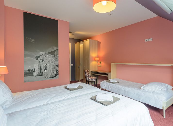 Ferienhaus OV151 in Blokzijl, Nordwest-Overijssel, mit einem schoenen Aussenbereich und einem bluehenden Garten.