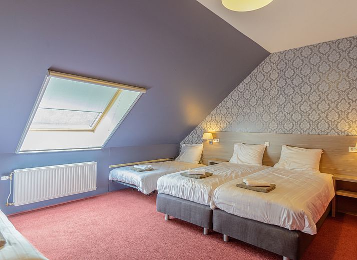 Ferienhaus OV151 in Blokzijl, Nordwest-Overijssel, mit einem schoenen Aussenbereich und einem bluehenden Garten.