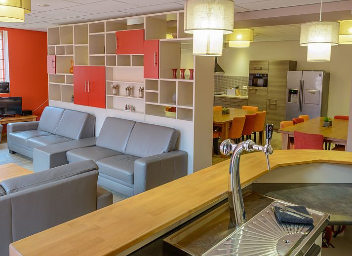 Gemuetlicher Innenbereich des Ferienhauses OV151 in Blokzijl mit bequemen Sitzgelegenheiten und moderner Einrichtung.