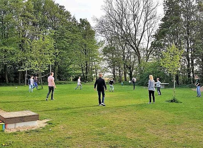 Gemuetlicher Innenbereich des Ferienhauses OV151 in Blokzijl mit bequemen Sitzgelegenheiten und moderner Einrichtung.