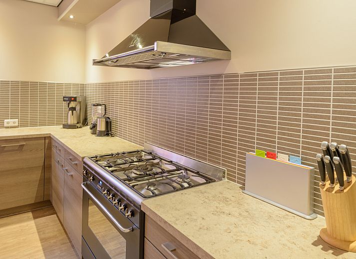 Moderne Kueche im Ferienhaus OV151, Blokzijl, mit geraeumigem Grundriss und Luxusgeraeten in Nordwest-Overijssel.
