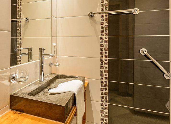 Moderne Kueche im Ferienhaus OV151, Blokzijl, mit geraeumigem Grundriss und Luxusgeraeten in Nordwest-Overijssel.