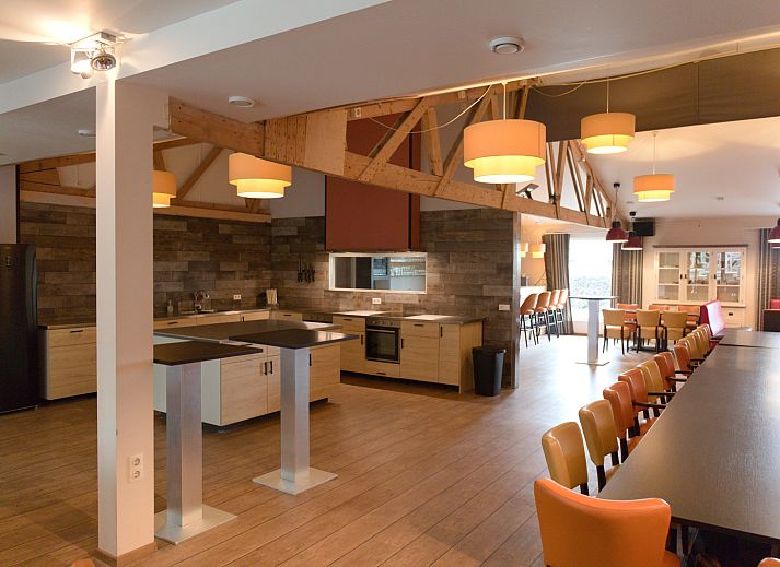 Moderne keuken in vakantiehuis OV670, Blokzijl, Overijssel met houten accenten en ruime eetruimte.