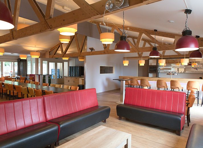 Moderne keuken in vakantiehuis OV670, Blokzijl, Overijssel met houten accenten en ruime eetruimte.