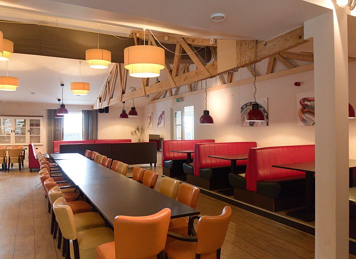 Gezellige eetzaal in vakantiehuis OV670, Blokzijl, Overijssel met houten balken en comfortabele stoelen.