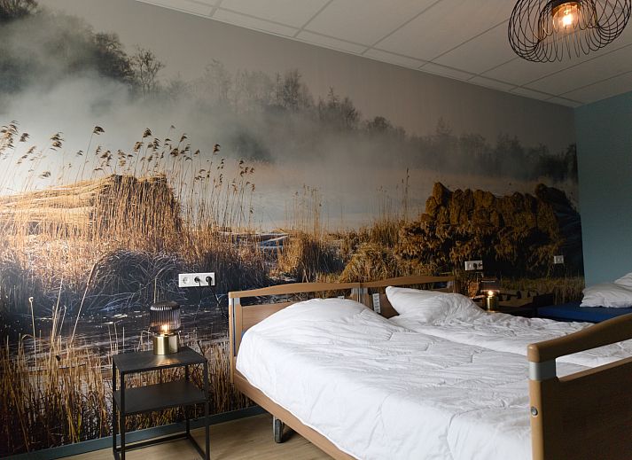 Gezellige eetzaal in vakantiehuis OV670, Blokzijl, Overijssel met houten balken en comfortabele stoelen.