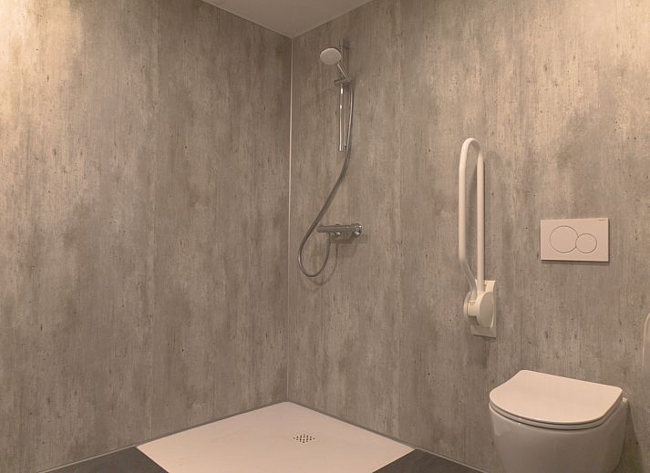 Ruime keuken in vakantiehuis OV670, Blokzijl, Overijssel met moderne apparatuur en houten interieur.