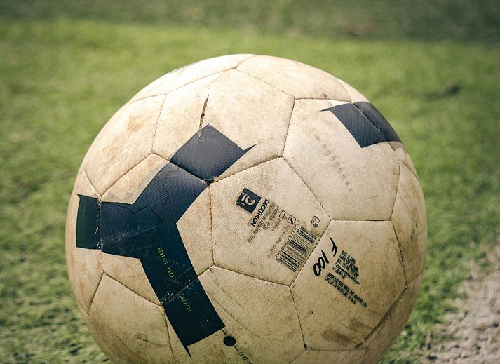 Ruime keuken in vakantiehuis OV670, Blokzijl, Overijssel met moderne apparatuur en houten interieur.