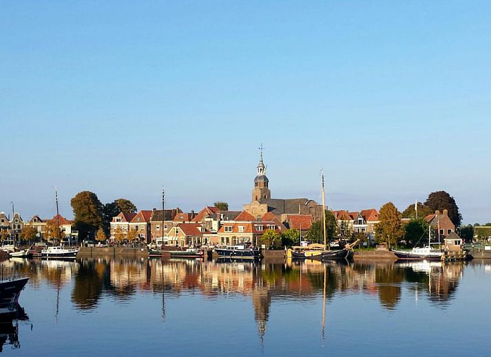 OV683 Ferienhaus in Blokzijl, charmanter Eingang mit Blumen und traditioneller Architektur in Nordwest Overijssel.
