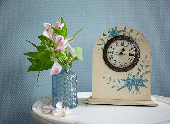 OV683 Ferienhaus in Blokzijl, charmanter Eingang mit Blumen und traditioneller Architektur in Nordwest Overijssel.