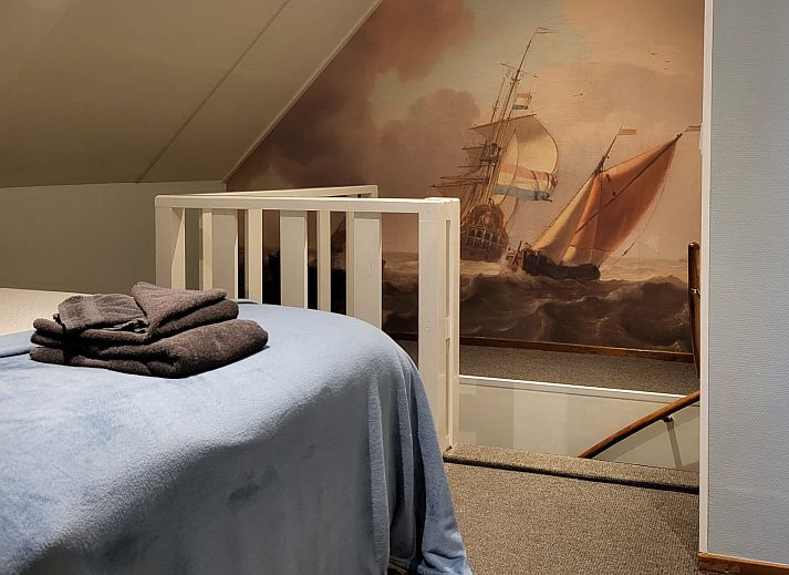 OV683 Ferienhaus in Blokzijl, charmanter Eingang mit Blumen und traditioneller Architektur in Nordwest Overijssel.