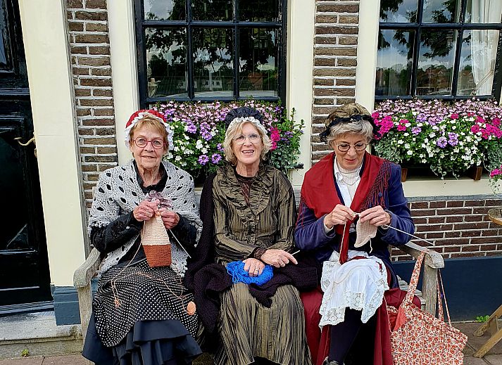 Gemuetliche Atmosphaere in OV683 in Blokzijl, drei Damen stricken fuer ein Ferienhaus im Nordwesten der Overijssel.