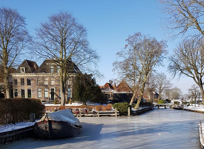 Gemuetliche Atmosphaere in OV683 in Blokzijl, drei Damen stricken fuer ein Ferienhaus im Nordwesten der Overijssel.