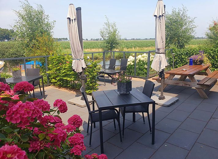 Gemuetliche Atmosphaere in OV683 in Blokzijl, drei Damen stricken fuer ein Ferienhaus im Nordwesten der Overijssel.