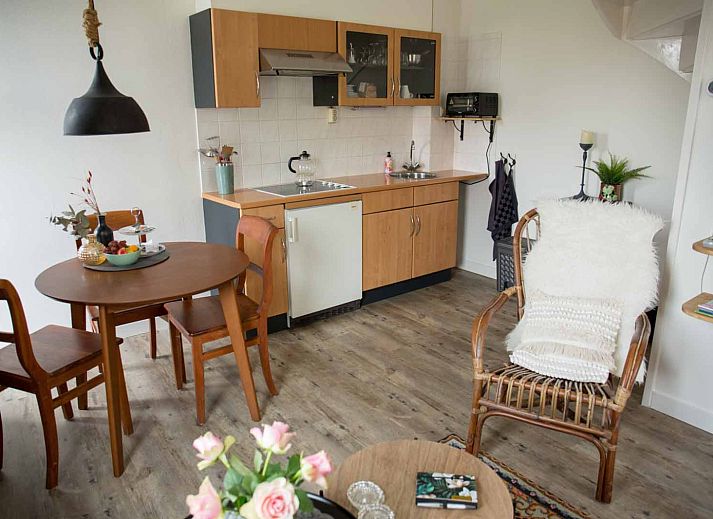 Modernes Badezimmer im Ferienhaus OV683, Blokzijl, mit Holzakzenten und stilvoller Einrichtung in Overijssel.