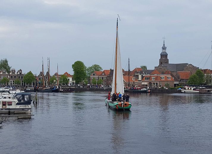 Modernes Badezimmer im Ferienhaus OV683, Blokzijl, mit Holzakzenten und stilvoller Einrichtung in Overijssel.
