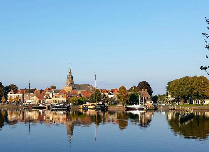 Attractive bedroom in OV684 vacation home, Blokzijl, with colorful flower wallpaper, Northwest Overijssel.