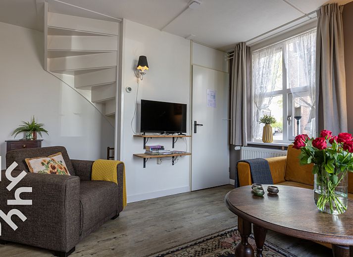 Stylish interior of OV684 vacation home in Blokzijl, with sofa and flowers, Northwest Overijssel.