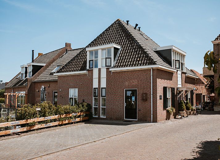 Stylish bathroom in vacation home OV686, Blokzijl, Overijssel with modern amenities.