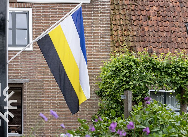 Geniessen Sie eine Bootsfahrt auf dem Wasser in der Naehe des Ferienhauses OV686 in Blokzijl.