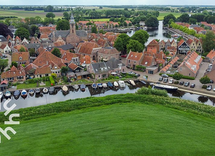 Geniessen Sie eine Bootsfahrt auf dem Wasser in der Naehe des Ferienhauses OV686 in Blokzijl.