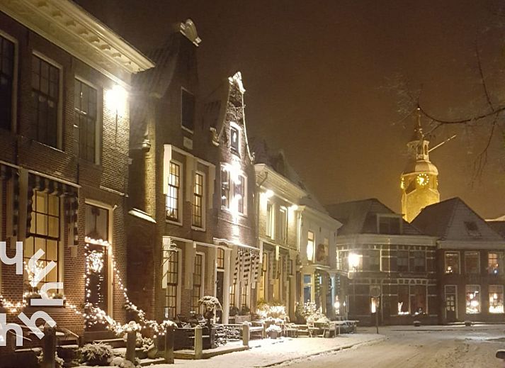 Malerischer Garten und historische Architektur rund um das Ferienhaus OV686 in Blokzijl, Overijssel.